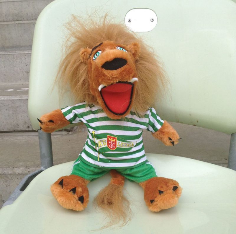 Mała maskotka lwa siedząca na krześle